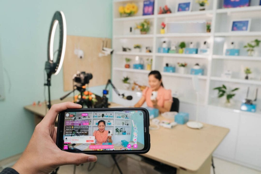 Livestream bán hàng là một trong những hình thức shoppertainment không còn quá xa lạ đối với người dân Việt Nam